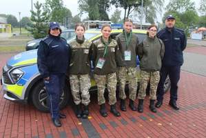 Policjanci z  uczniami z klasy mundurowej