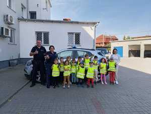 Dzieci odwiedzają policjantów w komendzie