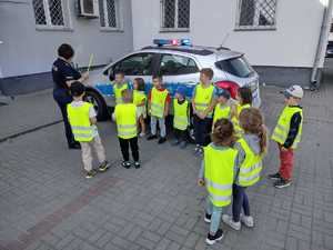 Dzieci odwiedzają policjantów.