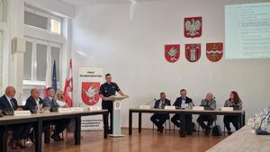 Komendant Powiatowy Policji w Golubiu-Dobrzyniu podczas sesji Rady Powiatu insp. Maciej Zdunowski przekazuje zebranym gościom oraz mieszkańcom powiatu niezbędną wiedzę mającą na celu zwiększenie bezpieczeństwa mieszkańców.