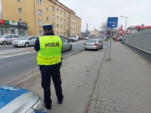 policjant prowadzi działania bezpieczny pieszy