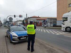 Policjant prowadzi działania ukierunkowane na bezpieczeństwo pieszych