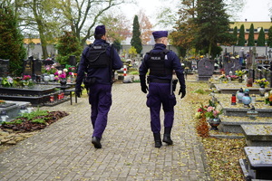 Policjanci patrolują rejony cmentarzy