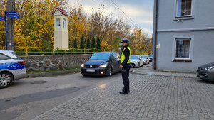 Policjantka kieruje ruchem