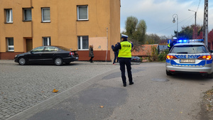 Policjantka kieruje ruchem