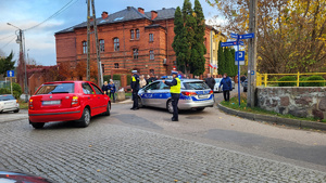 Policjantka kieruje ruchem