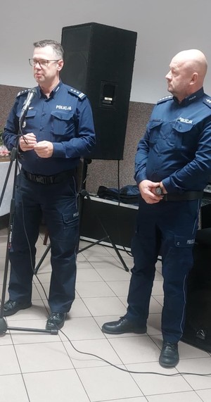 Policjanci rozmawiają z seniorami