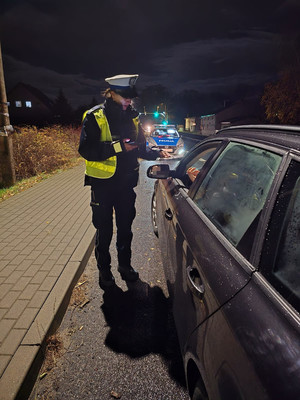 Policjantka kontroluje kierującego.