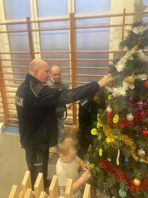 Policjanci ubierają choinkę  w odblaski