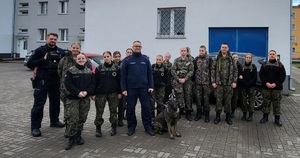 Uczniowie klasy mundurowej w komendzie