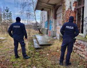 Policjanci kontrolują  pustostany