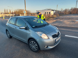 Policjant Ruchu Drogowego sprawdza trzeźwość kierowcy.