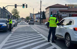 Policjanci sprawdzają trzeźwość kierowców.