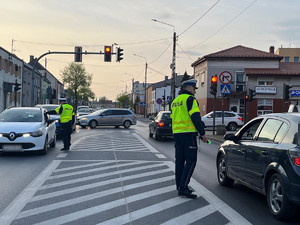 Policjanci ruchu drogowego sprawdzają trzeźwość kierujących.