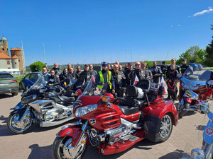 Policjanci z motocyklistami