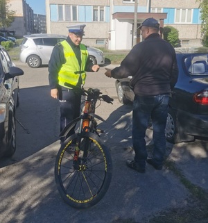 Policjant i rowerzysta