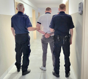 Zatrzymany sprawca z policjantami.