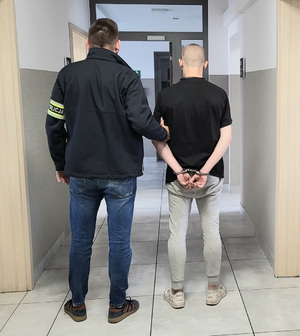 Policjant i osoba zatrzymana