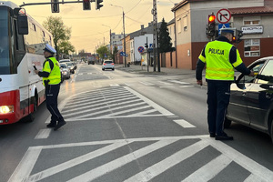 Policjanci sprawdzają stan trzeźwości kierujących