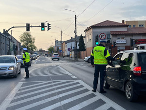 Policjanci sprawdzają stan trzeźwości kierowców.