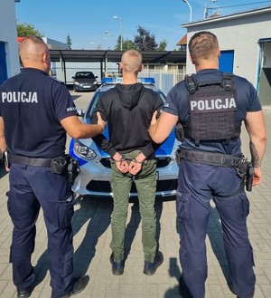 Zatrzymany i policjanci