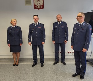 Policjant składa podziękowania