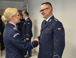 Mł. insp. Wioletta Dąbrowska gratuluje policjantowi przejścia na emeryturę