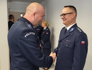 Policjant gratuluje Naczelnikowi