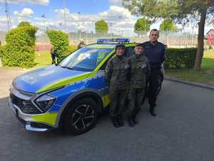 Policjanci z uczniami  mundurówki
