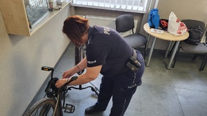 policjantka znakuje rower