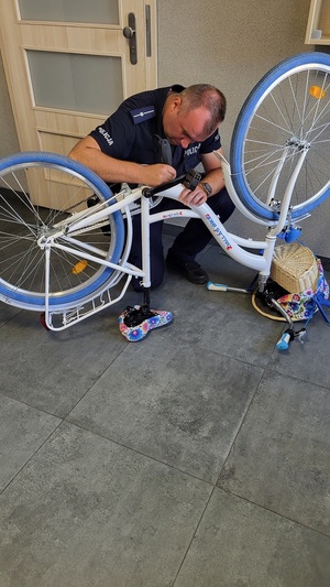 policjant znakuje rower