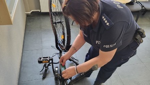 policjantka znakuje rower