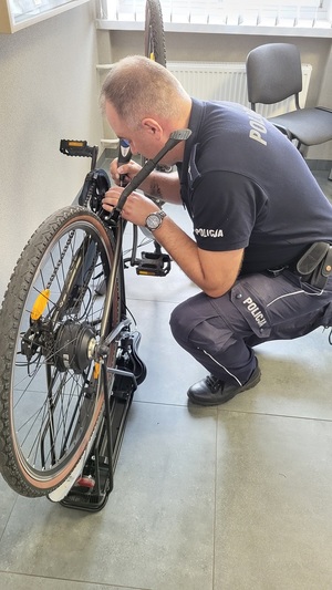 policjant znakuje rower