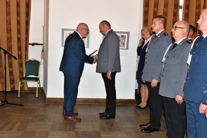 wręczenie nagrody policjantowi