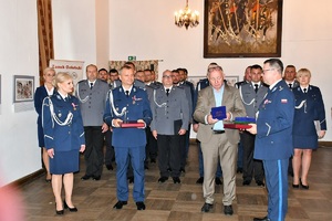 policjanci i goście
