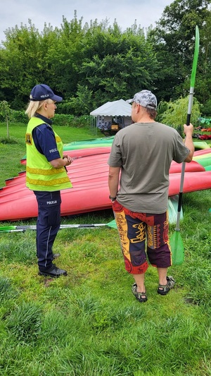 policjantka i kajakarz