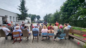 policjanta z grupą osób