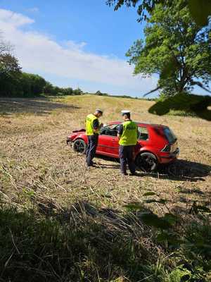 policjanci i samochód