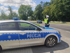 policjant i radiowóz
