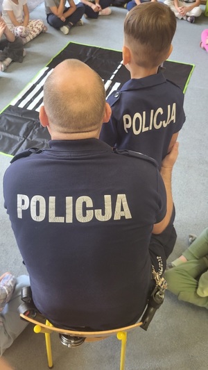 dziecko i policjant