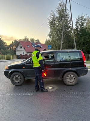 policjant i kierujący
