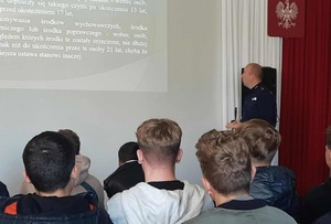policjant i uczniowie