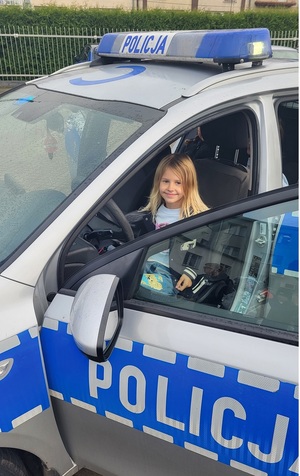 dziewczynka w radiowozie