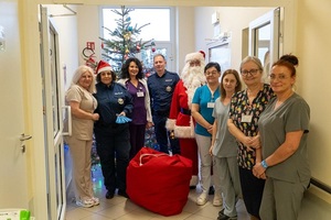 personel medyczny i policjanci