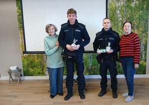 seniorki i policjanci