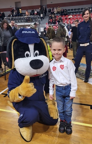 chłopiec i maskotka