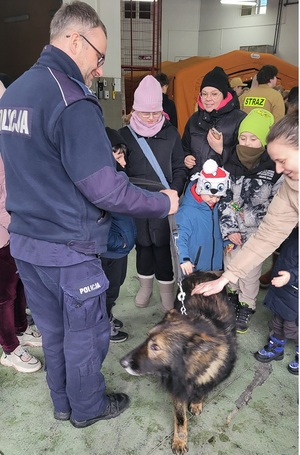 policjant i pies