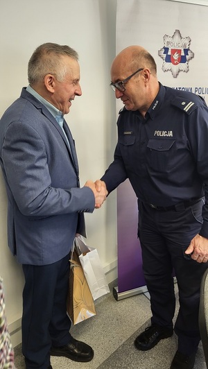 policjanci i pracownicy cywilni