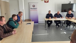 policjanci i przedstawiciele klubów sportowych