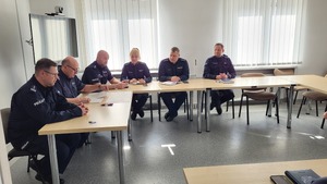 policjanci i przedstawiciele klubów sportowych